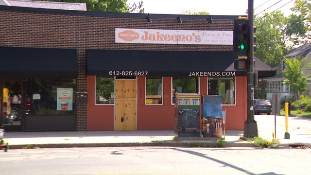 tz-1a-jakeenos-pizza-vo-wccob451.jpg 