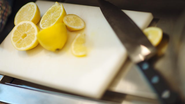 Cut lemon and knife 