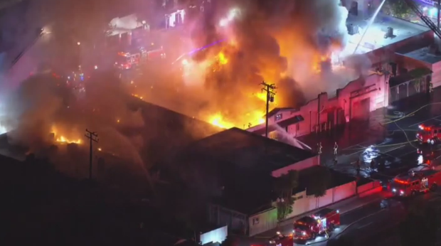 santa-clarita-building-fire.png 