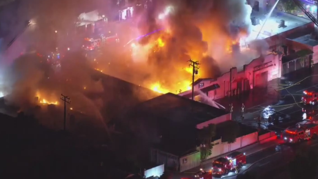 santa-clarita-building-fire.png 