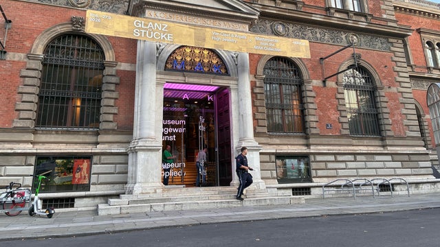 Theft at a Vienna Jewelry Exhibition 