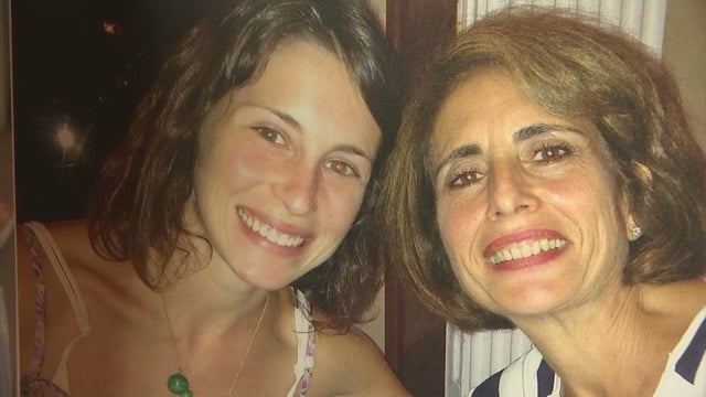 An image of Sarah Kagan with her mom 