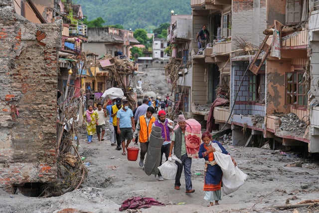 Nepal flood death toll reaches 800 with over 3,000 missing as poor weather hampers rescue efforts