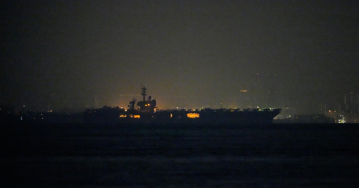 USS Lincoln плава покрай Сингапур на път за Близкия изток след изтощително 9-месечно разполагане