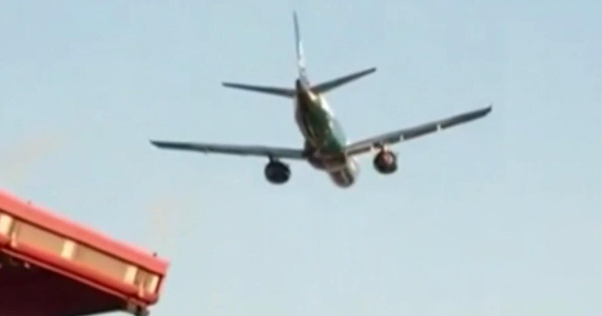 Passenger jets pass extremely close to Cape Town rugby stadium in flyover