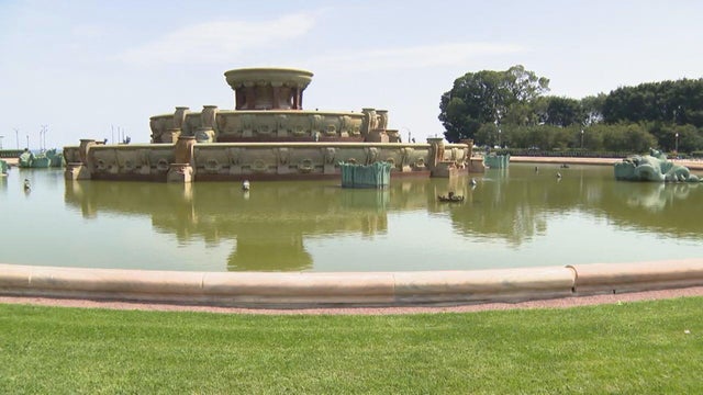 seats-at-buckingham-fountain.jpg 