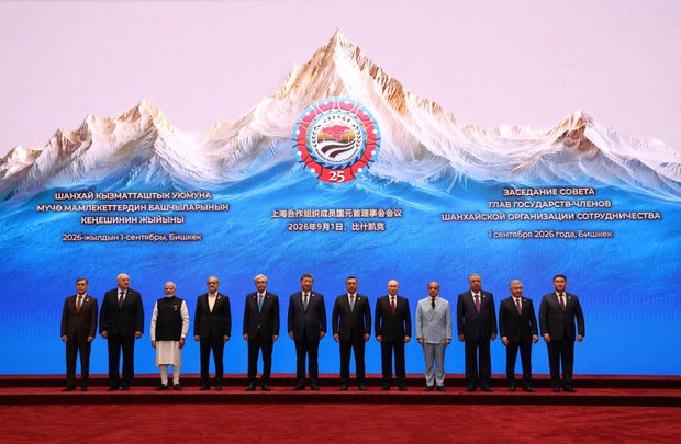 عکسی که توسط خبرگزاری دولتی روسیه اسپوتنیک منتشر شده است، رهبرانی از جمله الکساندر لوکاشنکو، رئیس‌جمهور بلاروس، نارندرا مودی، نخست‌وزیر هند، مسعود پزشکیان، رئیس‌جمهور ایران، قاسم‌جمارت توقایف، رئیس‌جمهور قزاقستان، شی جین‌پینگ، رئیس‌جمهور چین، صغیر جاپاروف، رئیس‌جمهور قرقیزستان، ولادیمیر پوتین، رئیس‌جمهور روسیه، شهbaz شریف، نخست‌وزیر پاکستان، امامعلی رحمان، رئیس‌جمهور تاجیکستان و شوکت میرضیایف، رئیس‌جمهور ازبکستان را نشان می‌دهد که پیش از نشست سازمان همکاری شانگهای در بیشکک، قرقیزستان، در تاریخ ۱ سپتامبر ۲۰۲۶ عکس یادگاری گرفته‌اند.