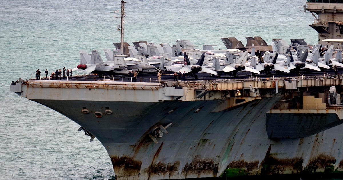 USS Abraham Lincoln акостира в Тайланд след повече от 9 месеца в морето