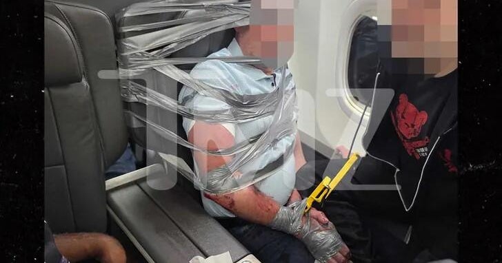 Пътник на American Airlines, залепен с тиксо към седалката, самолетът беше отклонен след избухване по средата на полета