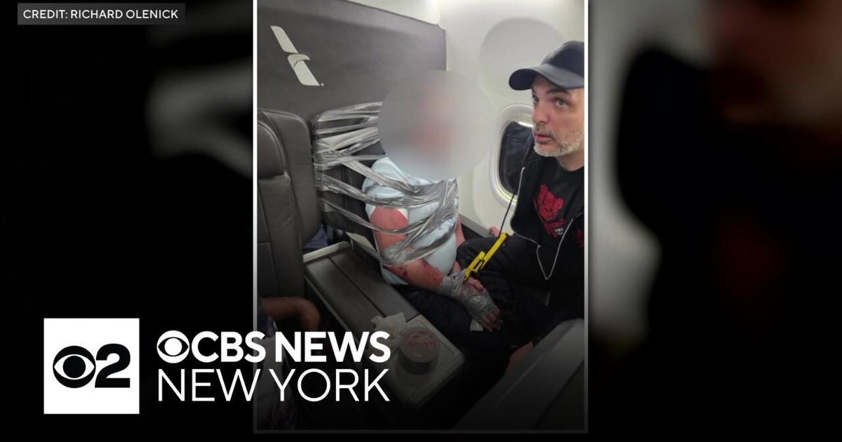 American Airlines passengers help duct tape disruptive man to seat on flight to Newark