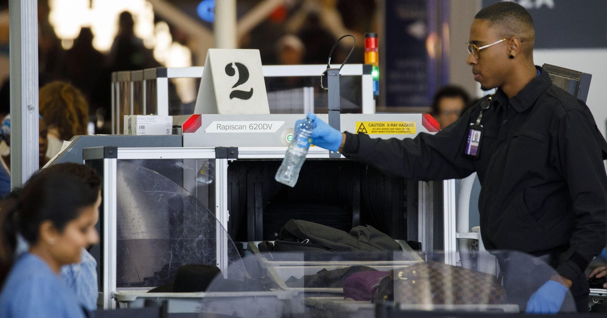 Някои пътуващи с TSA PreCheck може скоро да могат да носят пълни бутилки с вода през летищната сигурност, казват служители
