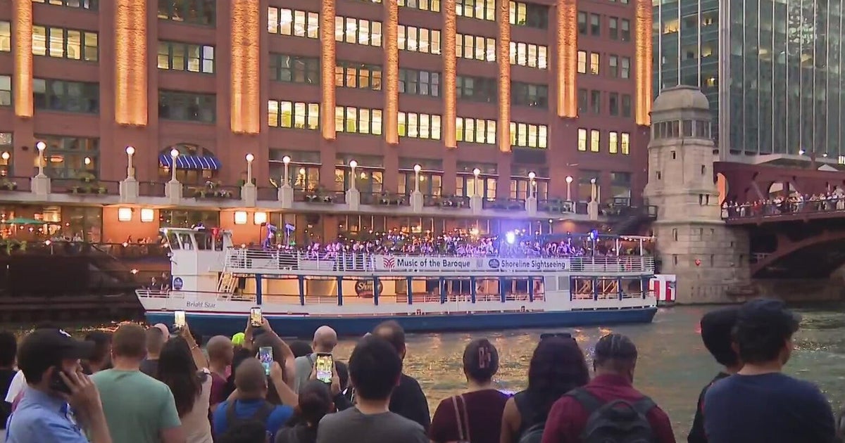 Chicago River concert featuring Music of the Baroque draws large crowd