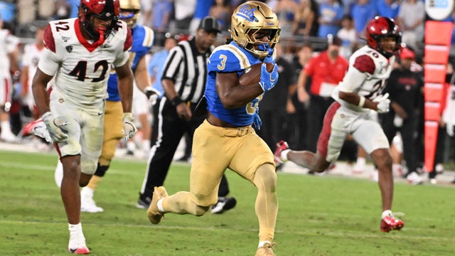 UCLA Bruins defeted the San Diego State Aztecs 28-10 to win a NCAA football game. 