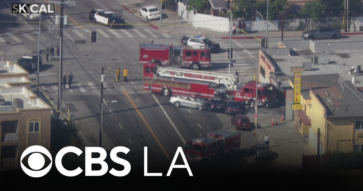 7, including LAFD firefighter, injured in South LA crash involving fire truck