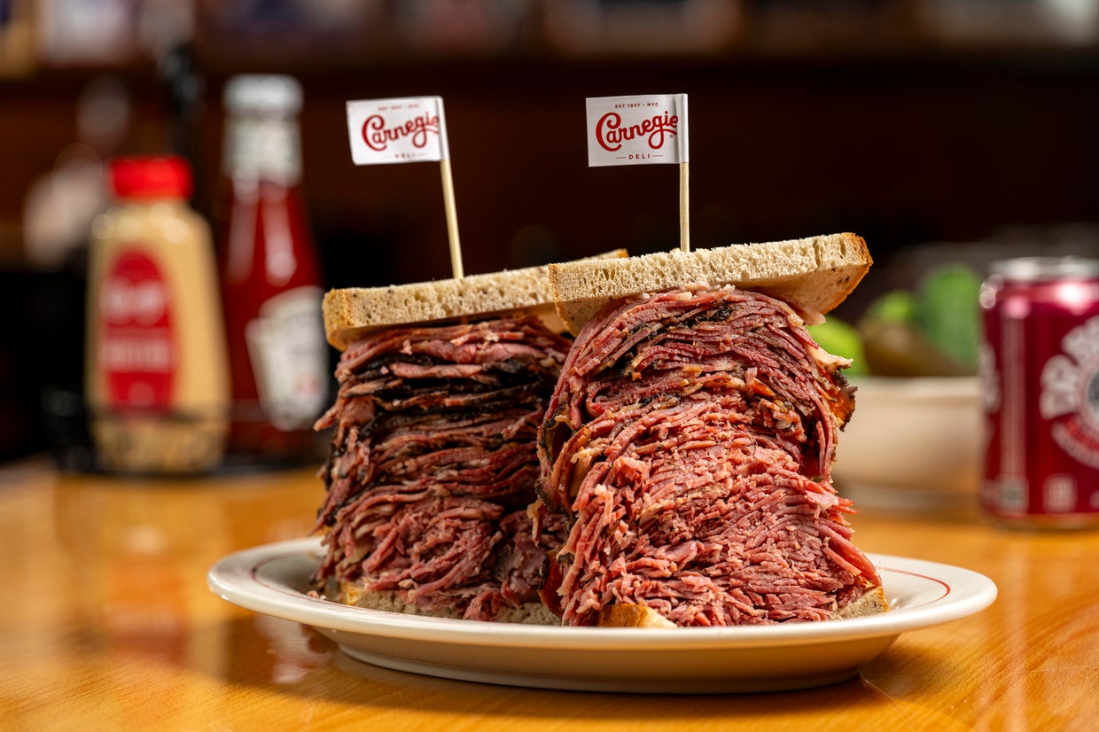 NYC's famed Carnegie Deli reopens in Midtown Manhattan - CBS New York