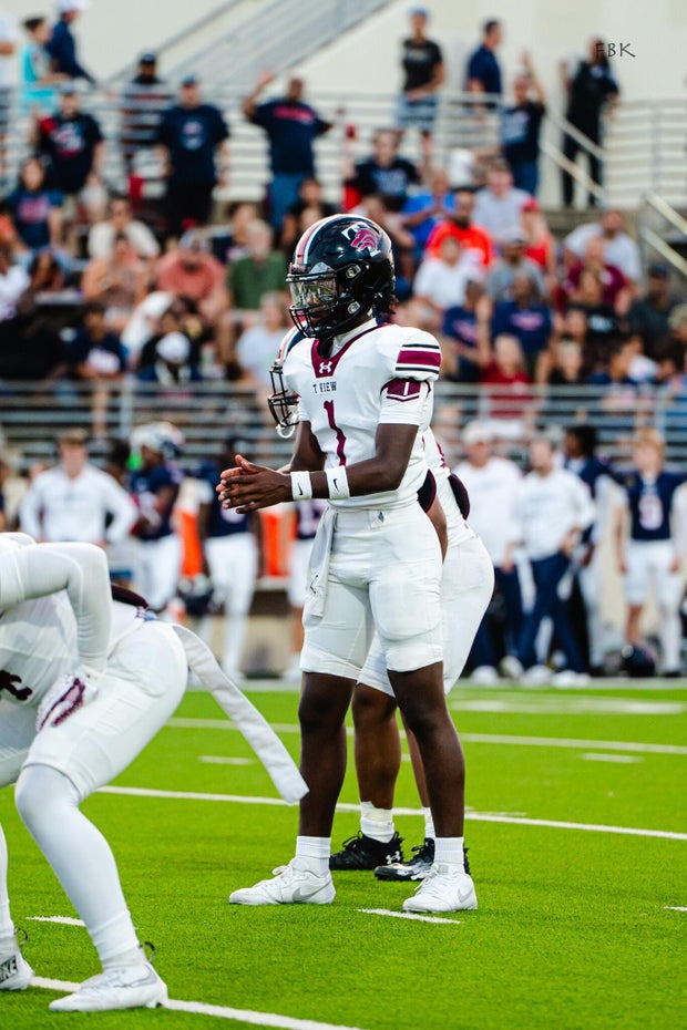 junior-quarterback-steven-hall.jpg