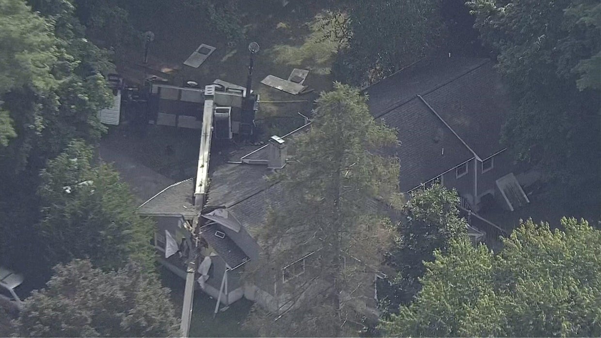 Crane topples onto 2 homes in River Vale, N.J. - CBS New York