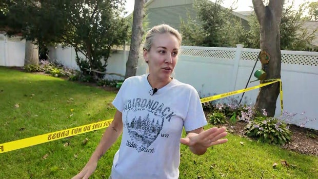 mclogan-5p-pkg-woman-fa-wcbsj326-hi-res-still-00-00-2011.jpg 