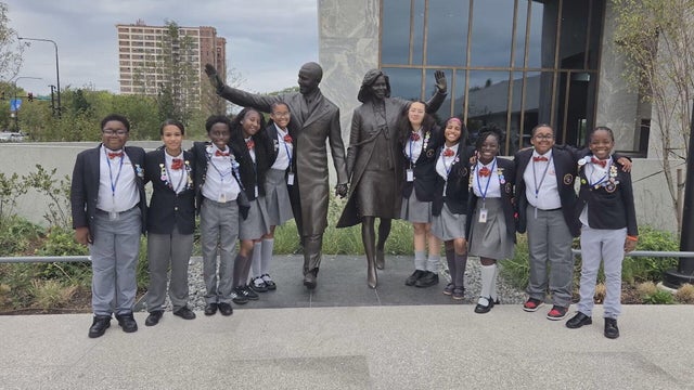 23pkg-ea-students-visit-obama-center-transfer-frame-987.jpg 