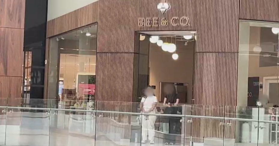 Магазинът за грижа за кожата Bee & Co. в Калифорния се сблъсква с нови обвинения в тактики на принудителни продажби от клиенти с увреждания