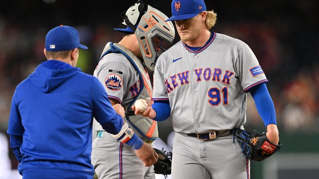 Jonathan Pintaro #91 of the New York Mets is pulled in the third inning by Manager Andy Green #70 after giving up two runs on two wild pitches against the Washington Nationals at Nationals Park on September 25, 2026 in Washington, DC. 