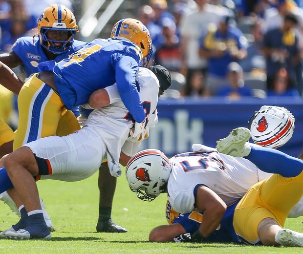 jimmy-scott-tackle-knocking-helmet-off-of-chad-martin.jpg