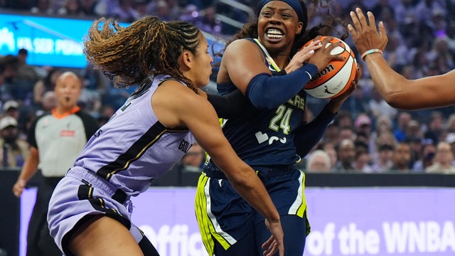 Veronica Burton,Arike Ogunbowale 
