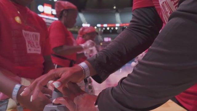Atlanta Hawks help pack a million meals for Georgians