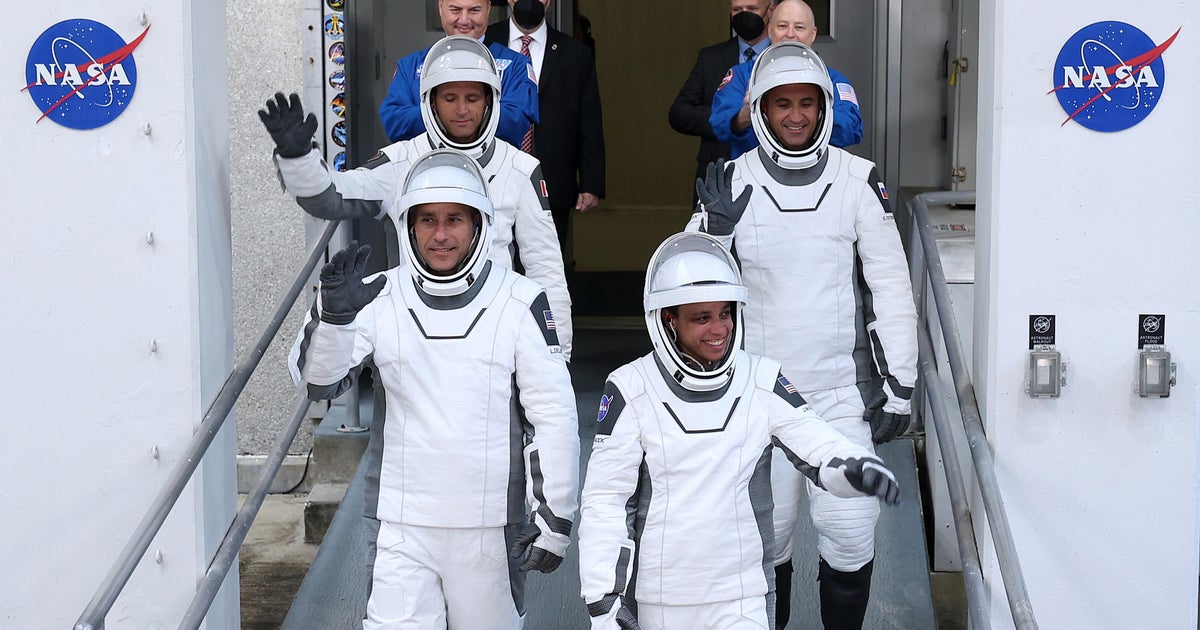 SpaceX изстрелва екипаж към космическата станция, включително астронавт, който ще пропусне раждането на 3-то дете по време на 6-месечна мисия