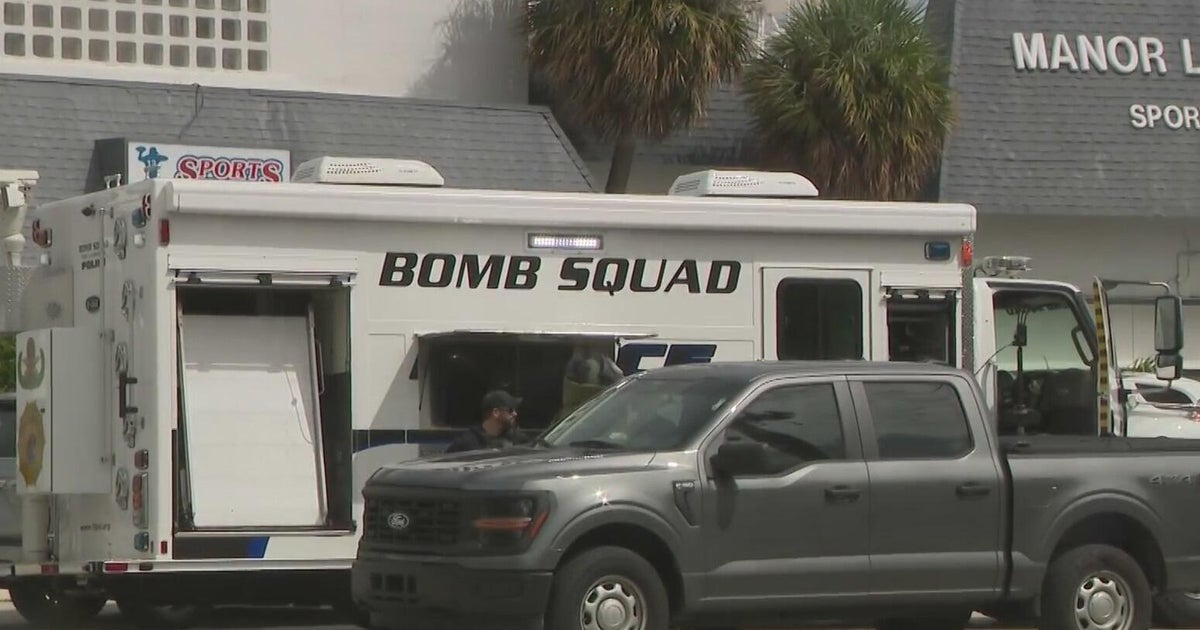 Suspicious bags outside Starbucks, Truist Bank shut down Wilton Manors street for hours Friday
