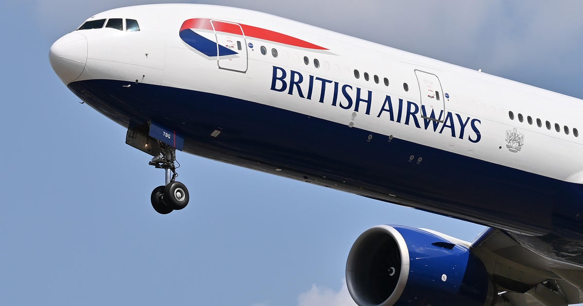 Полет на British Airways пада от 27 000 фута по пътя за Чикаго и се връща в Лондон