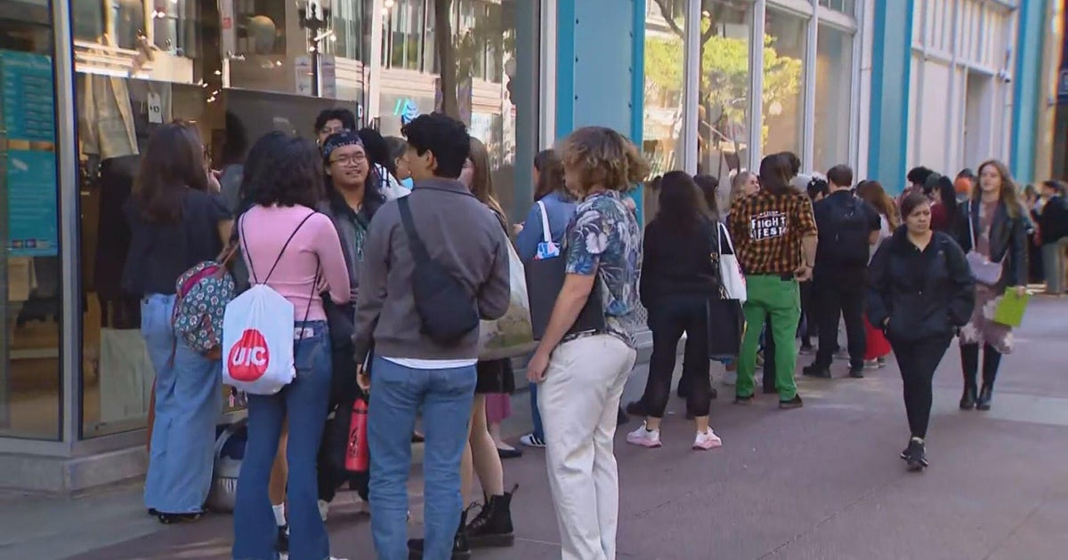 "Wicked" auditions draw long line in Loop along State Street