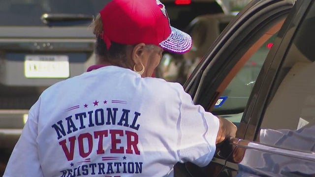 Dallas County Elections Office hosts drive-thru voter registration