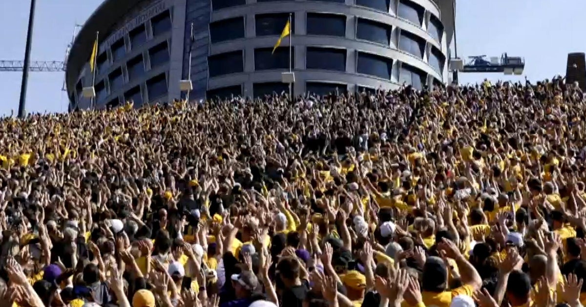 College sports tradition “Hawkeye Wave” reaches new high, as opposing team gets involved