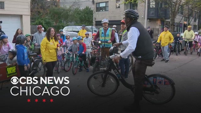 Mayor Brandon Johnson joins Walk & Roll to School Day celebration in Lakeview