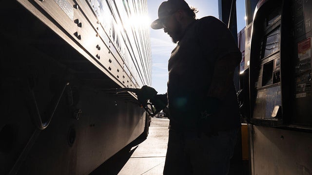 US Diesel Tops $5 a Gallon as War Disrupts Supply Chains 