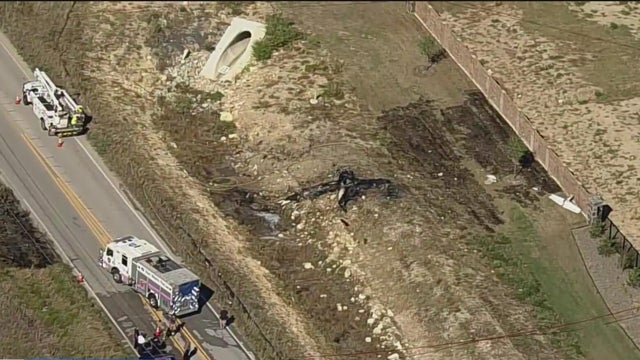 Pilot killed in small plane crash near Hicks Airfield in Fort Worth