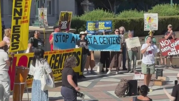oakland-data-center-rally-100726.jpg