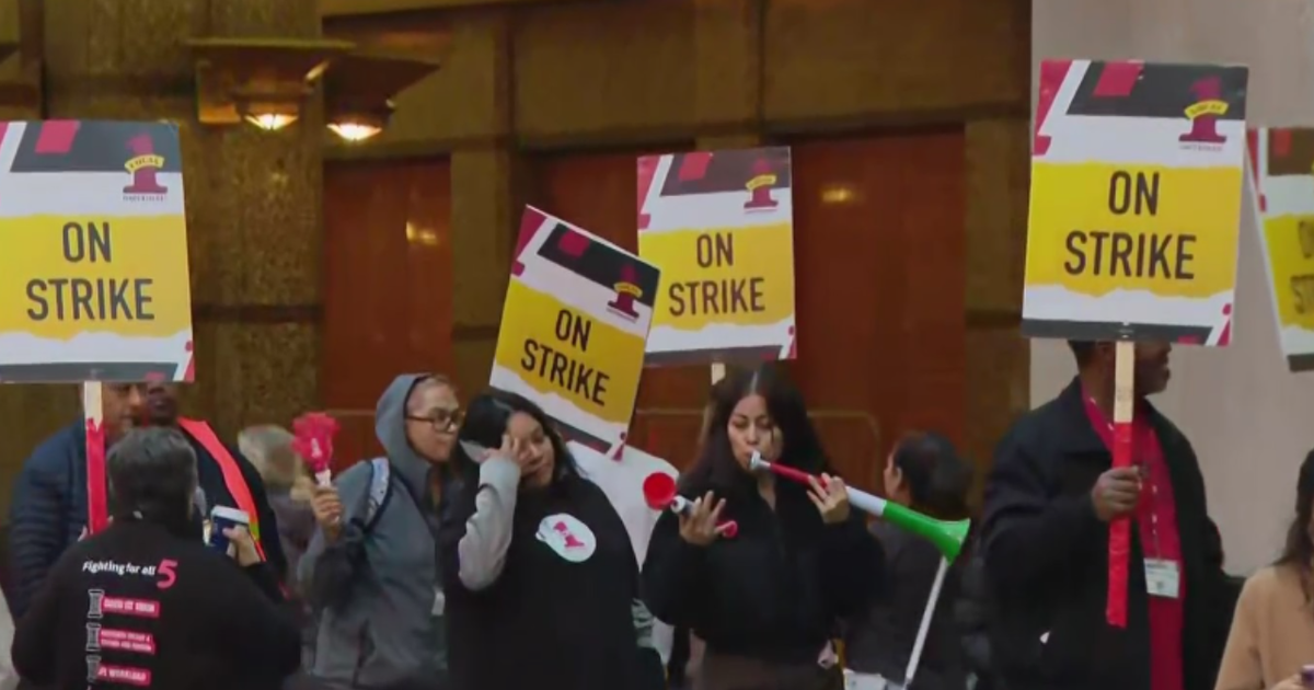 Hotel workers on strike ahead of Chicago Marathon weekend - CBS Chicago