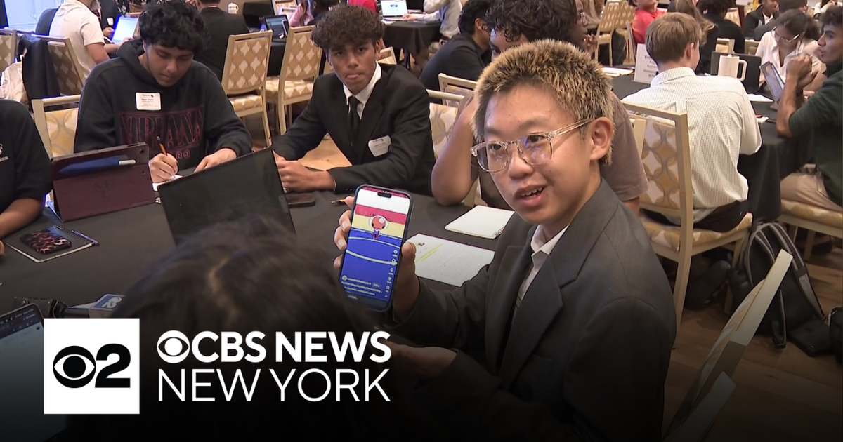 Long Island students help launch anti-bullying text line - CBS New York
