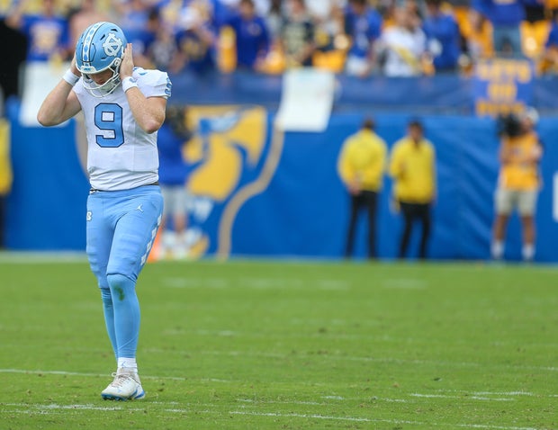 billy-edwards-jr-struggling-to-hear-play-call.jpg