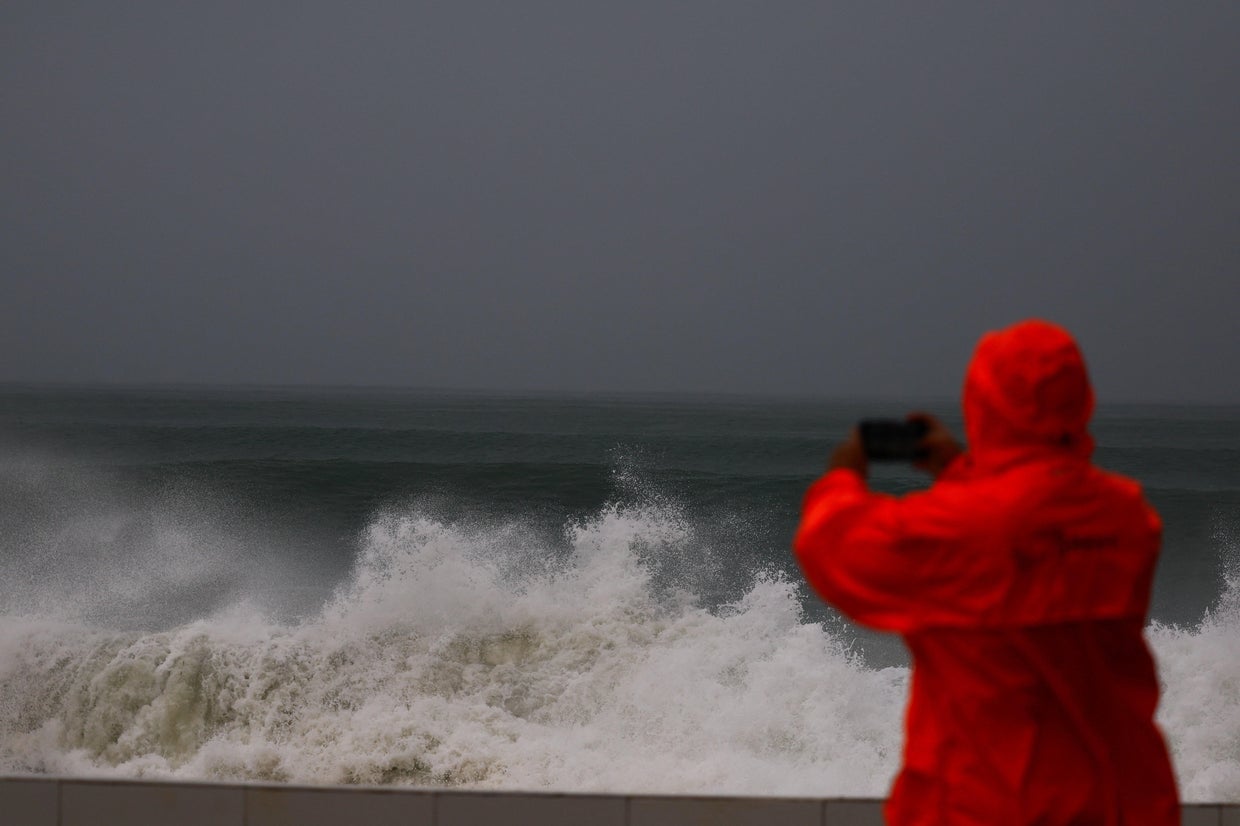Hurricane Simon approaches Mexico's Pacific coast, bringing heavy rain and strong winds to Manzanillo