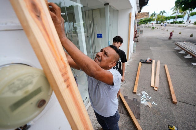 Hurricane Simon strengthens into Category 4 storm as it heads toward Mexico's Pacific coast; National Hurricane Center warns of life-threatening flooding