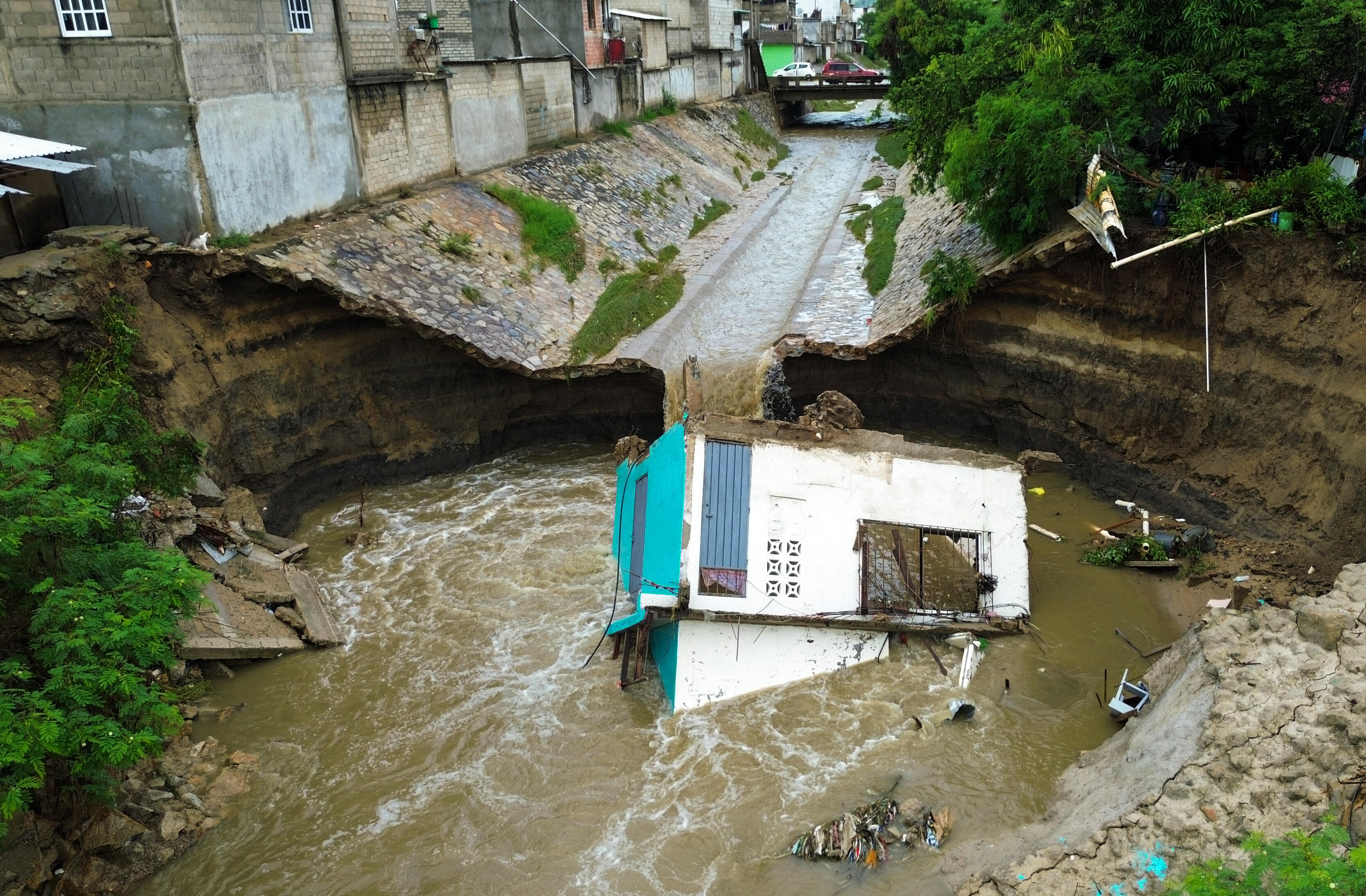 Hurricane Simon lashes Mexico's Pacific coast, pounds resorts and towns