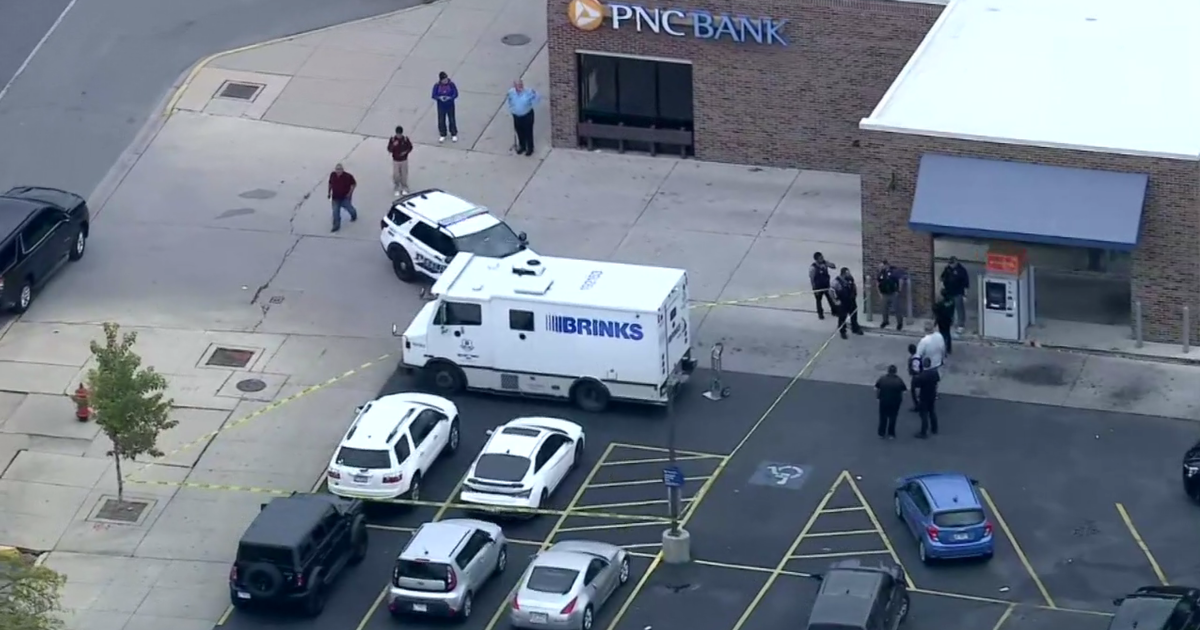 Armored car courier robbed near bank in Cicero, Illinois - CBS Chicago