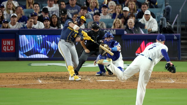 National League Championship Series: Milwaukee Brewers v Los Angeles Dodgers - Game Three 