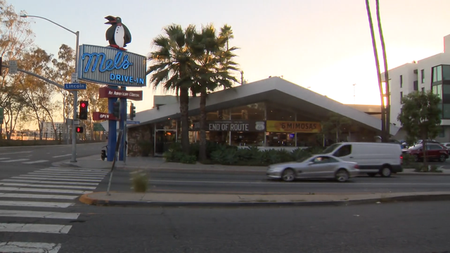 0-04-8p-pk-mels-drive-in-samo-mp4.png 