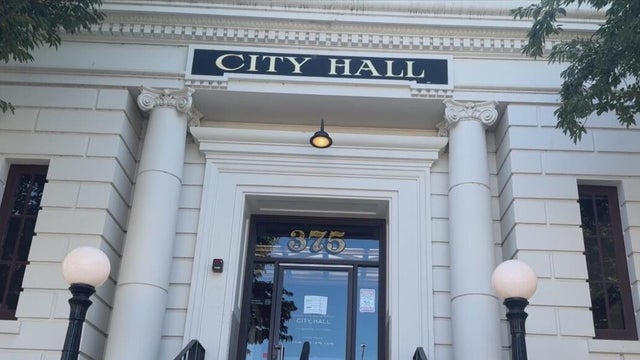 hollister-ca-city-hall-101626.jpg 