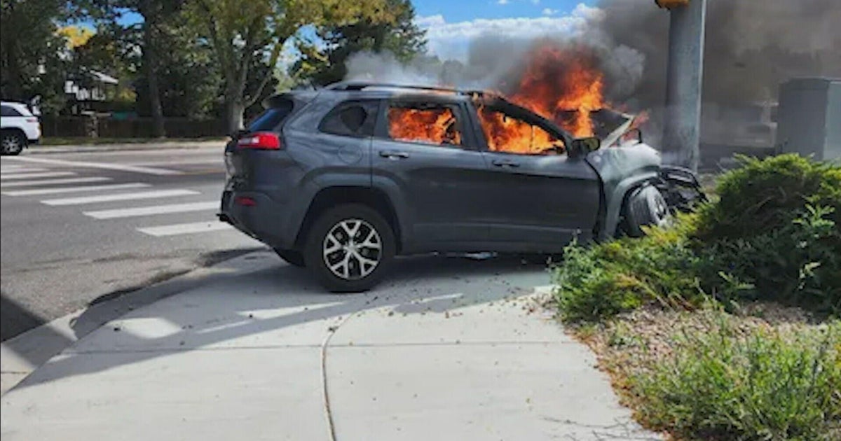 Off-duty Colorado deputy, bystanders rescue driver from burning vehicle ...