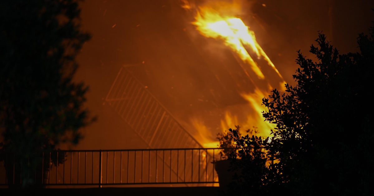 Norte Fire continues to burn in San Juan Capistrano, leaving homes destroyed; evacuations remain